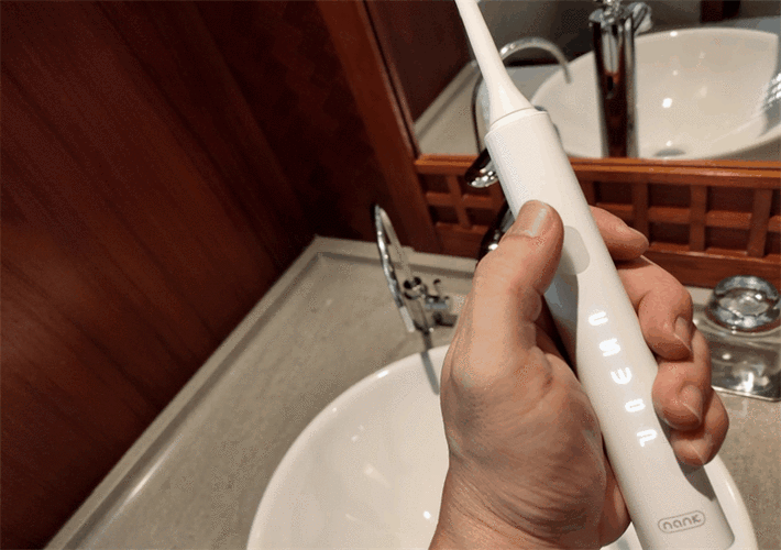 用电动牙刷怎么自w，电动牙刷怎么上电池